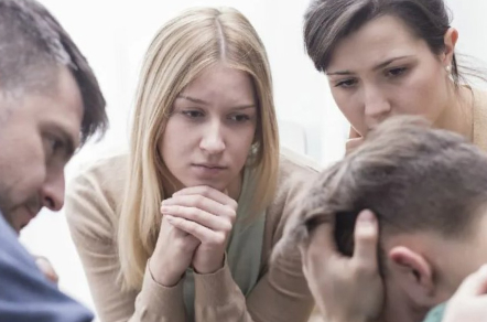 Семья разговаривает с наркоманом